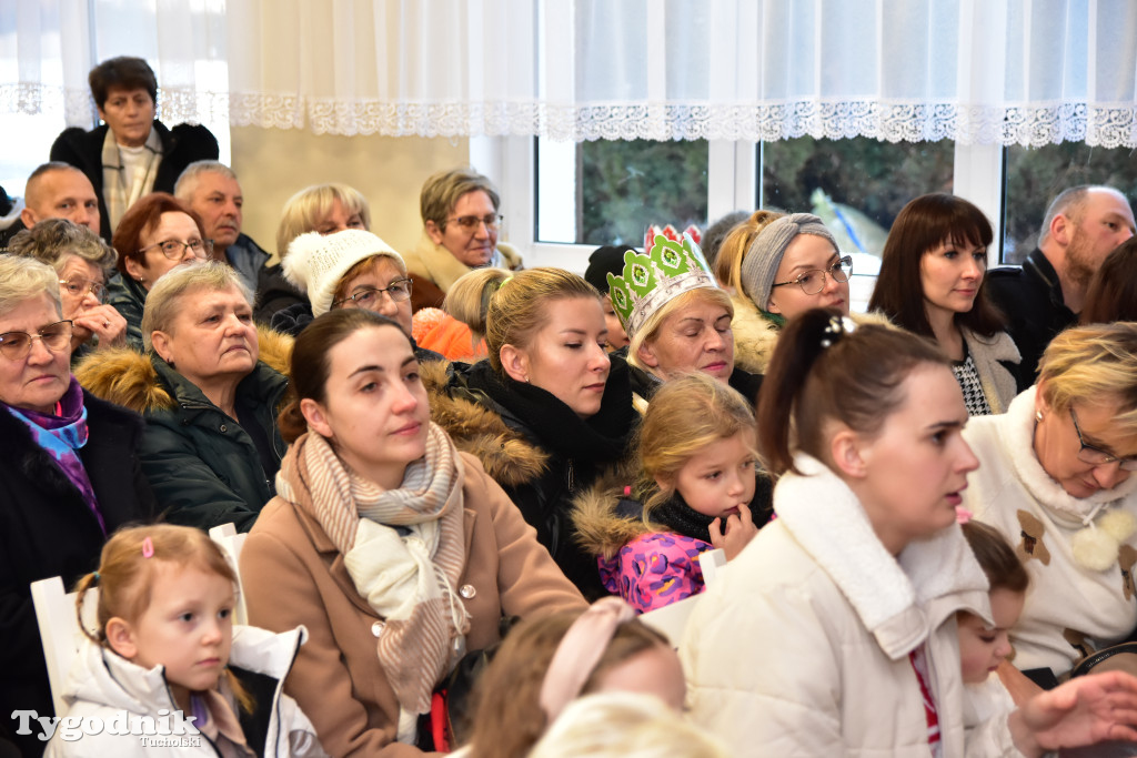 Tradycyjny Orszak Trzech Króli przeszedł ulicami Bysławka. Po nim mieszkańcy zagrali w Jasełkach / ZDJĘCIA
