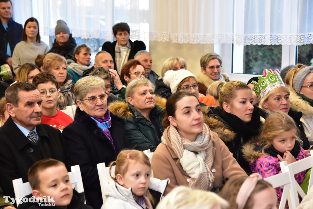 Tradycyjny Orszak Trzech Króli przeszedł ulicami Bysławka. Po nim mieszkańcy zagrali w Jasełkach / ZDJĘCIA