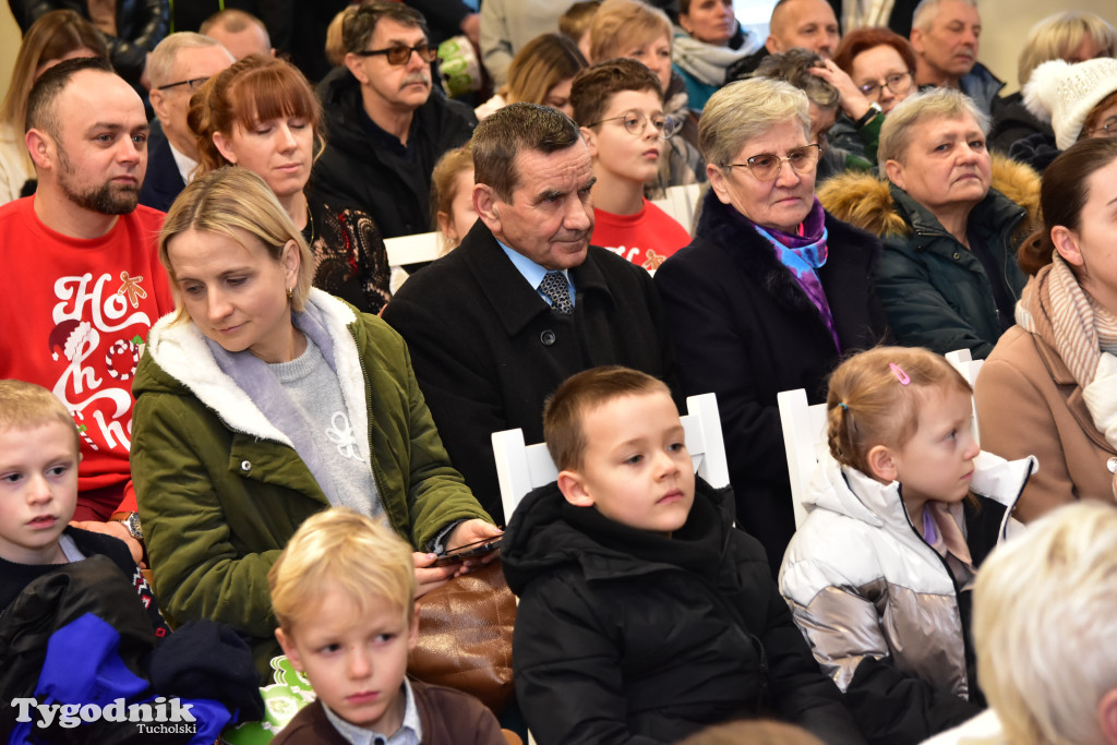 Tradycyjny Orszak Trzech Króli przeszedł ulicami Bysławka. Po nim mieszkańcy zagrali w Jasełkach / ZDJĘCIA