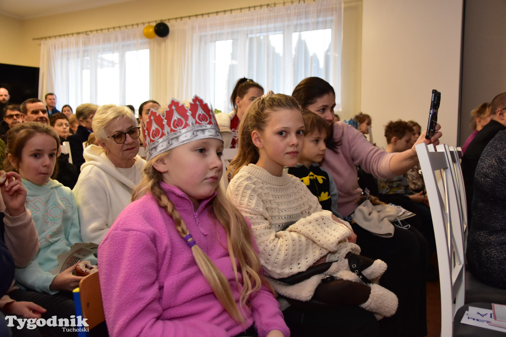 Tradycyjny Orszak Trzech Króli przeszedł ulicami Bysławka. Po nim mieszkańcy zagrali w Jasełkach / ZDJĘCIA