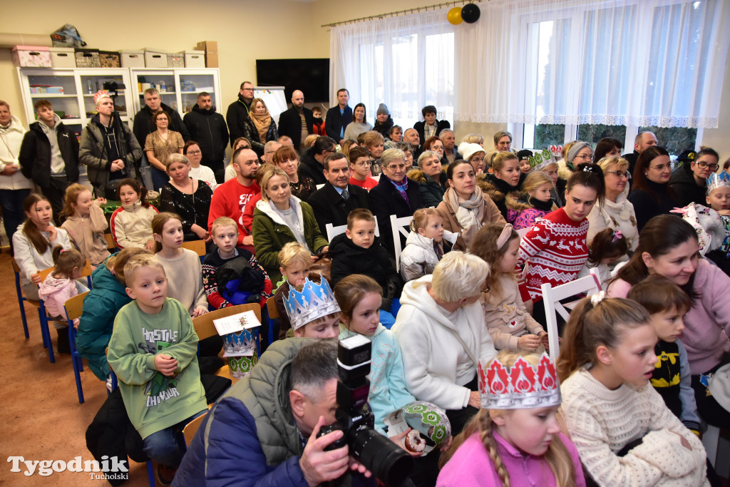 Tradycyjny Orszak Trzech Króli przeszedł ulicami Bysławka. Po nim mieszkańcy zagrali w Jasełkach / ZDJĘCIA