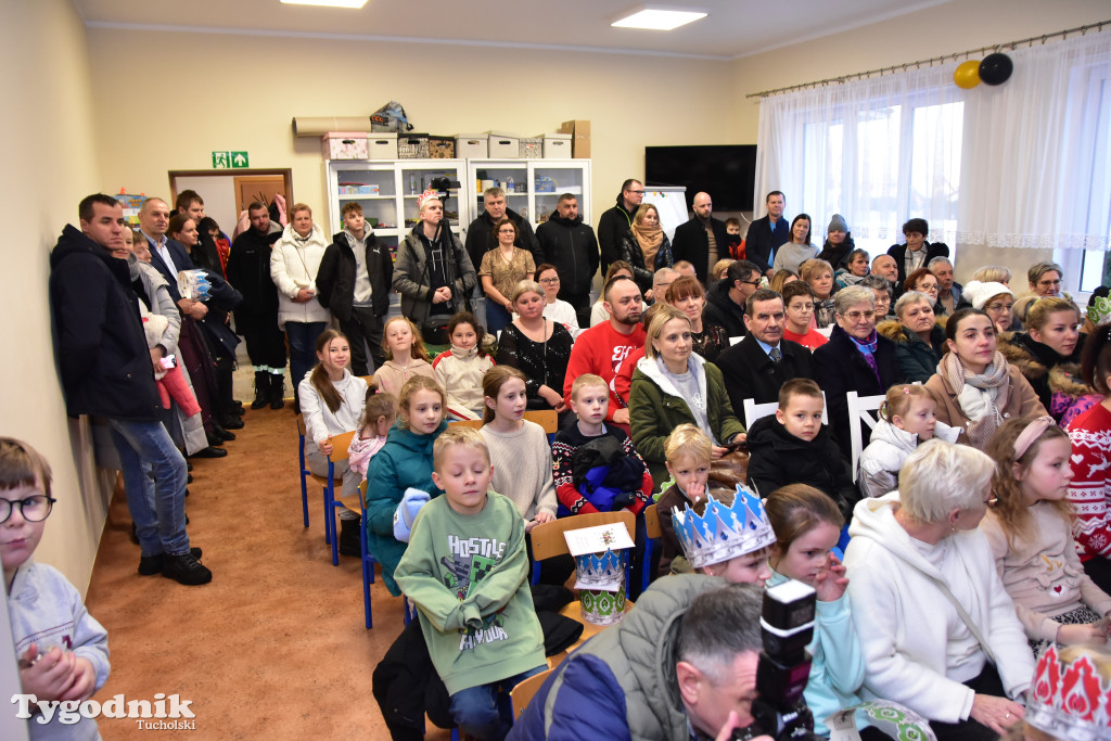 Tradycyjny Orszak Trzech Króli przeszedł ulicami Bysławka. Po nim mieszkańcy zagrali w Jasełkach / ZDJĘCIA