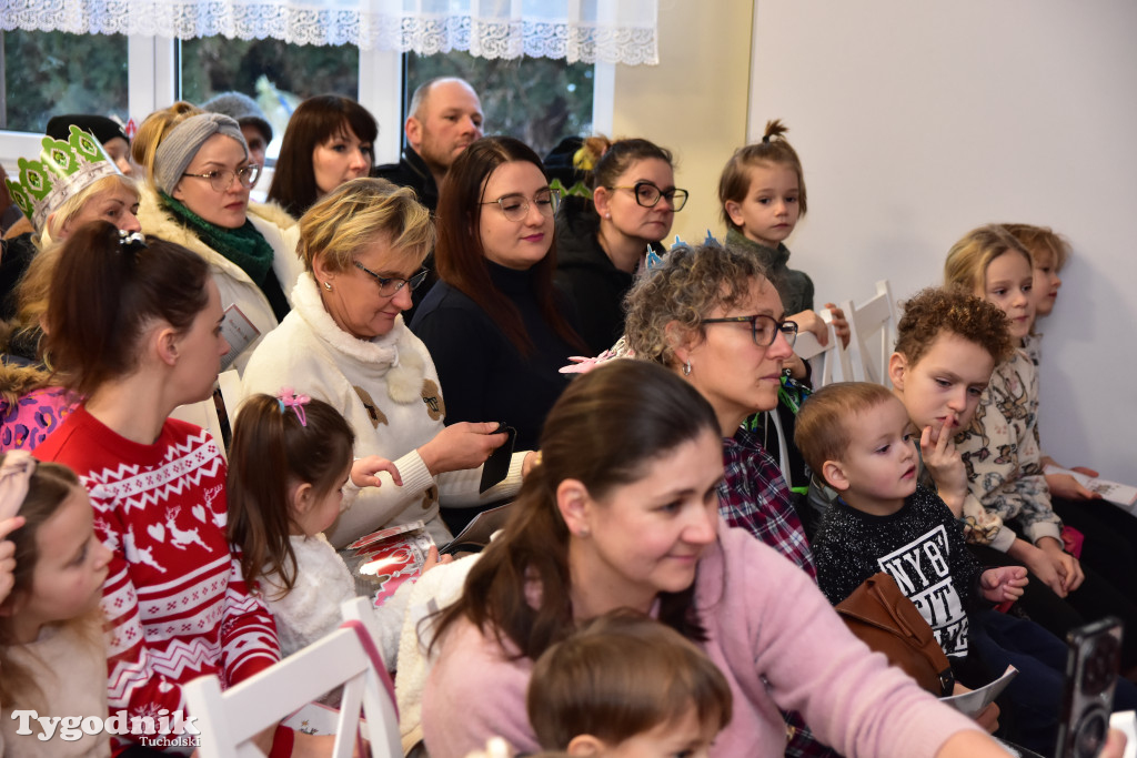 Tradycyjny Orszak Trzech Króli przeszedł ulicami Bysławka. Po nim mieszkańcy zagrali w Jasełkach / ZDJĘCIA
