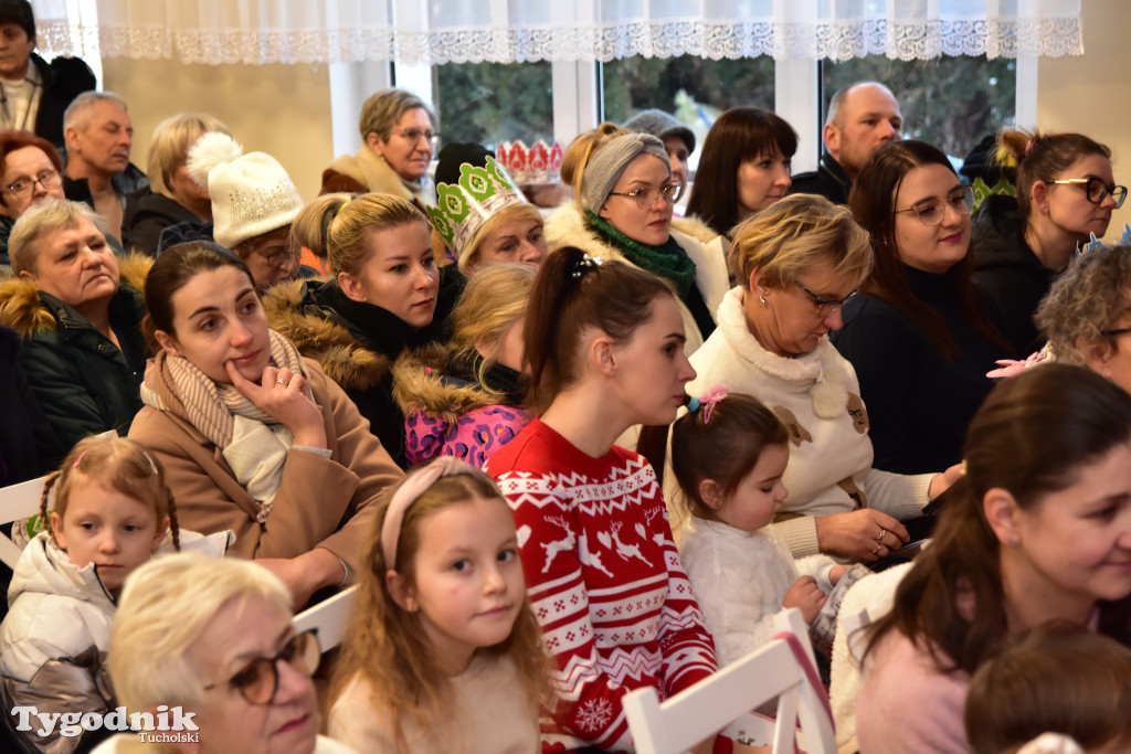 Tradycyjny Orszak Trzech Króli przeszedł ulicami Bysławka. Po nim mieszkańcy zagrali w Jasełkach / ZDJĘCIA