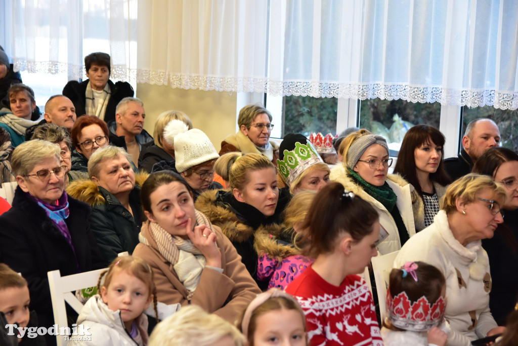 Tradycyjny Orszak Trzech Króli przeszedł ulicami Bysławka. Po nim mieszkańcy zagrali w Jasełkach / ZDJĘCIA