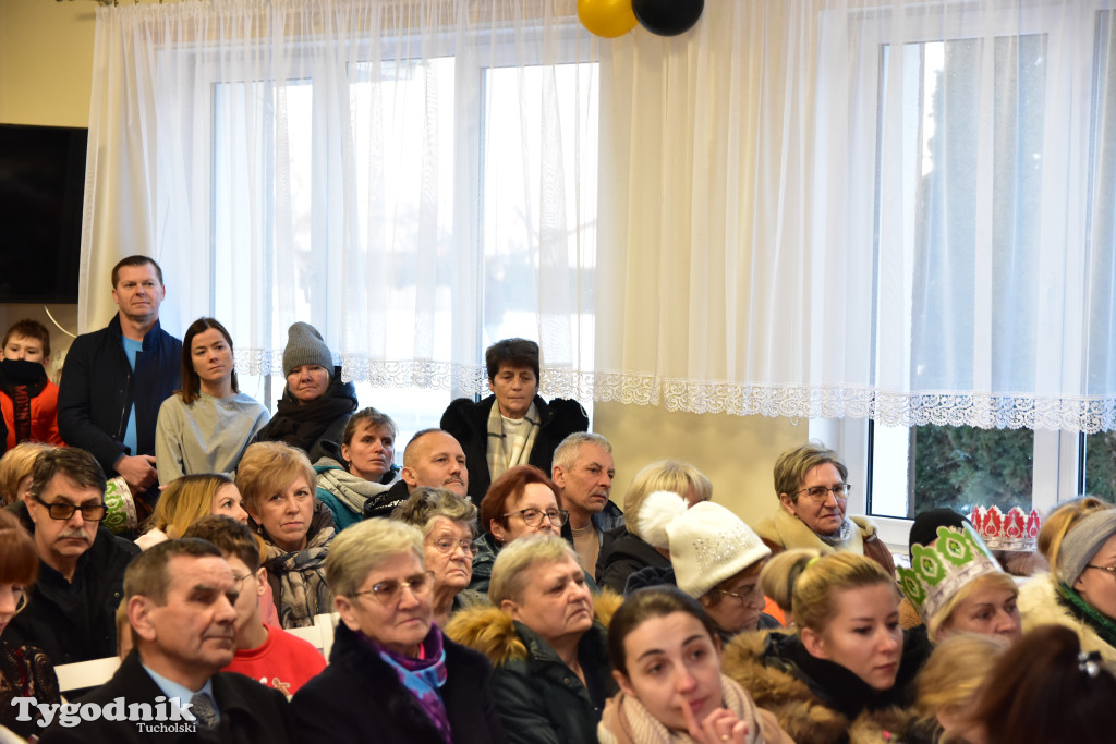 Tradycyjny Orszak Trzech Króli przeszedł ulicami Bysławka. Po nim mieszkańcy zagrali w Jasełkach / ZDJĘCIA