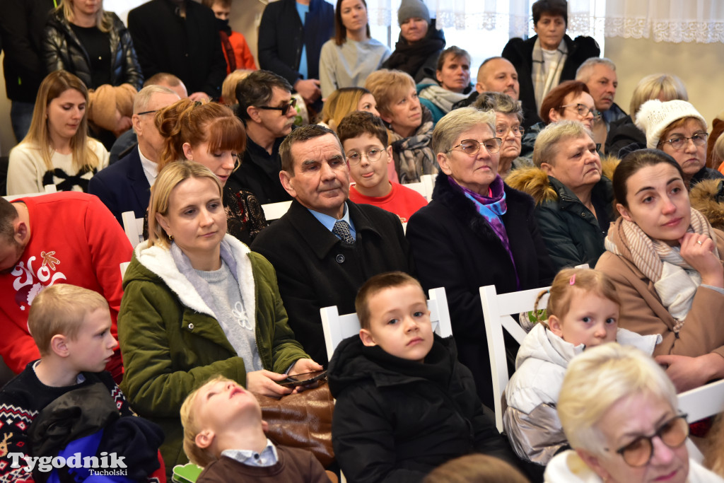 Tradycyjny Orszak Trzech Króli przeszedł ulicami Bysławka. Po nim mieszkańcy zagrali w Jasełkach / ZDJĘCIA