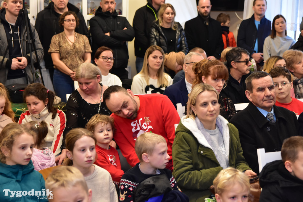 Tradycyjny Orszak Trzech Króli przeszedł ulicami Bysławka. Po nim mieszkańcy zagrali w Jasełkach / ZDJĘCIA