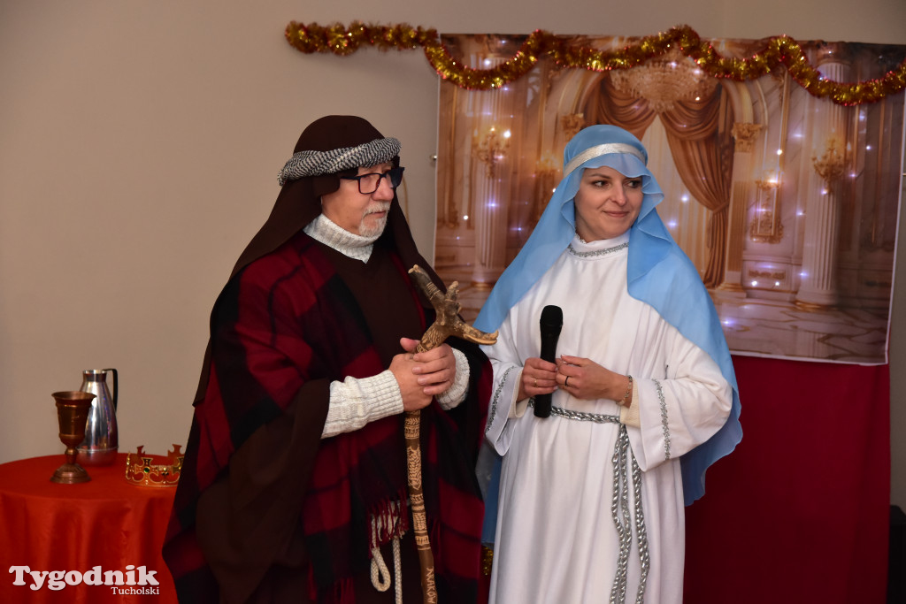 Tradycyjny Orszak Trzech Króli przeszedł ulicami Bysławka. Po nim mieszkańcy zagrali w Jasełkach / ZDJĘCIA