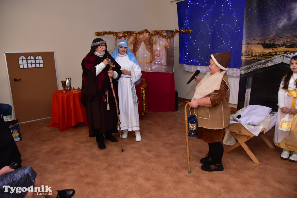 Tradycyjny Orszak Trzech Króli przeszedł ulicami Bysławka. Po nim mieszkańcy zagrali w Jasełkach / ZDJĘCIA