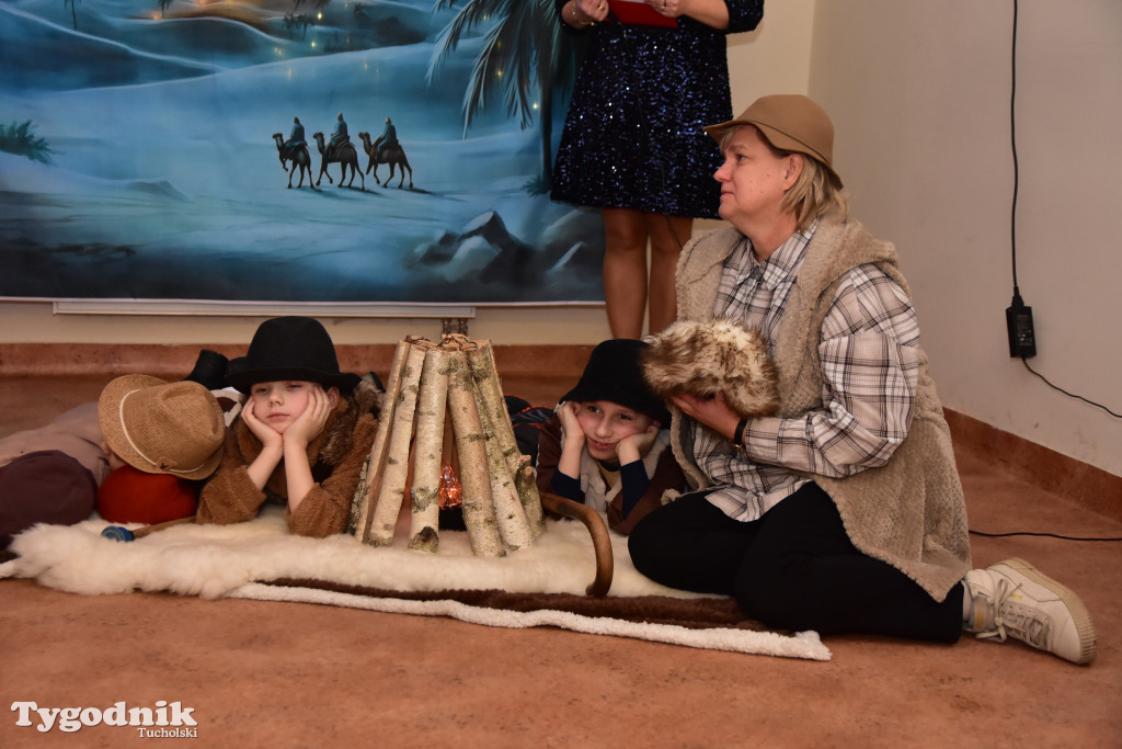 Tradycyjny Orszak Trzech Króli przeszedł ulicami Bysławka. Po nim mieszkańcy zagrali w Jasełkach / ZDJĘCIA