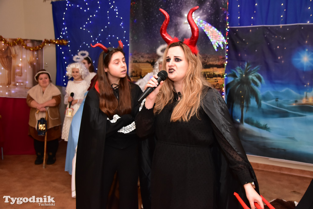 Tradycyjny Orszak Trzech Króli przeszedł ulicami Bysławka. Po nim mieszkańcy zagrali w Jasełkach / ZDJĘCIA