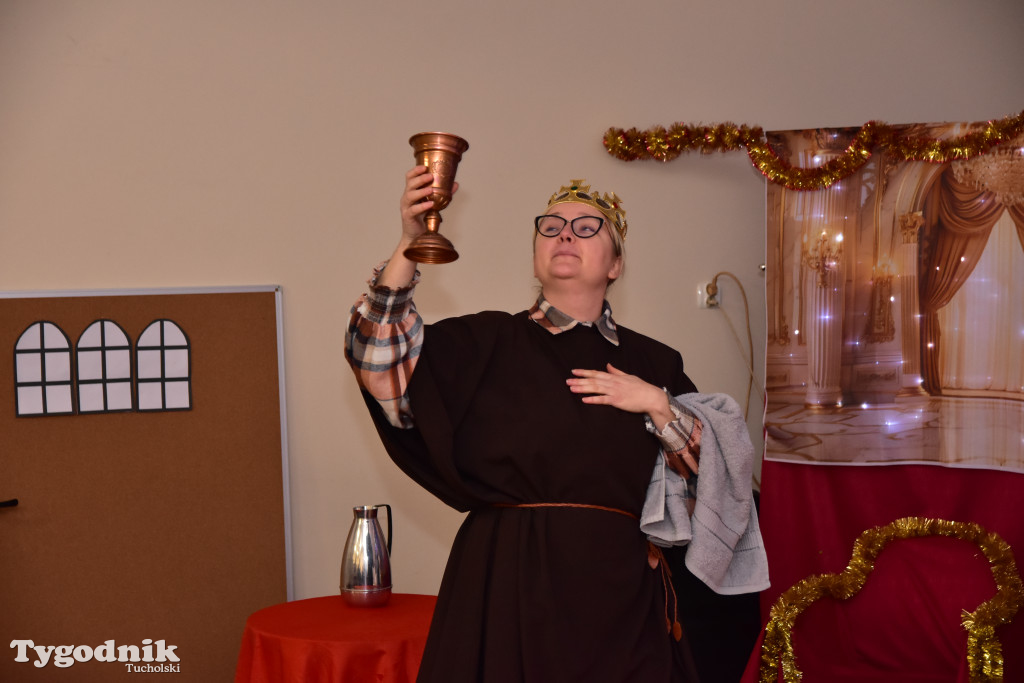 Tradycyjny Orszak Trzech Króli przeszedł ulicami Bysławka. Po nim mieszkańcy zagrali w Jasełkach / ZDJĘCIA