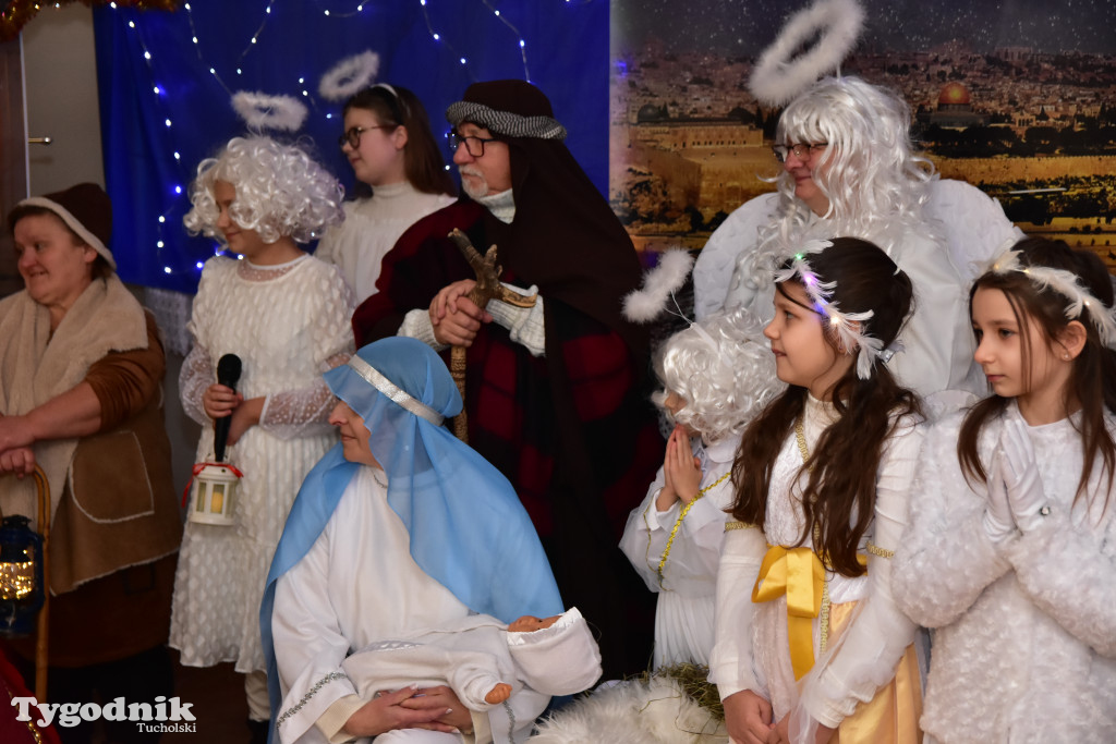 Tradycyjny Orszak Trzech Króli przeszedł ulicami Bysławka. Po nim mieszkańcy zagrali w Jasełkach / ZDJĘCIA