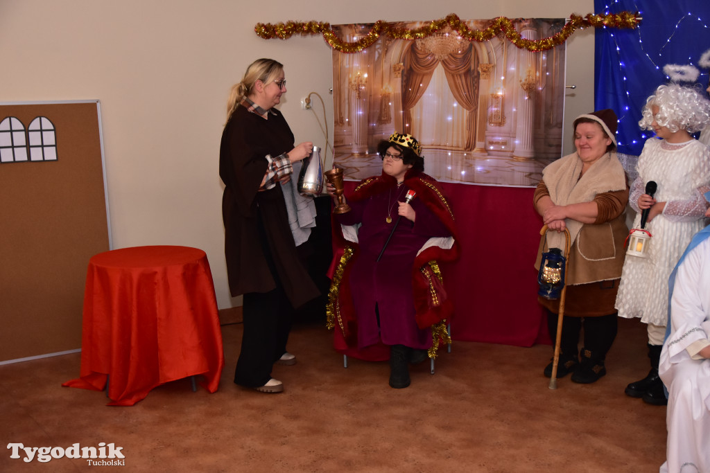 Tradycyjny Orszak Trzech Króli przeszedł ulicami Bysławka. Po nim mieszkańcy zagrali w Jasełkach / ZDJĘCIA