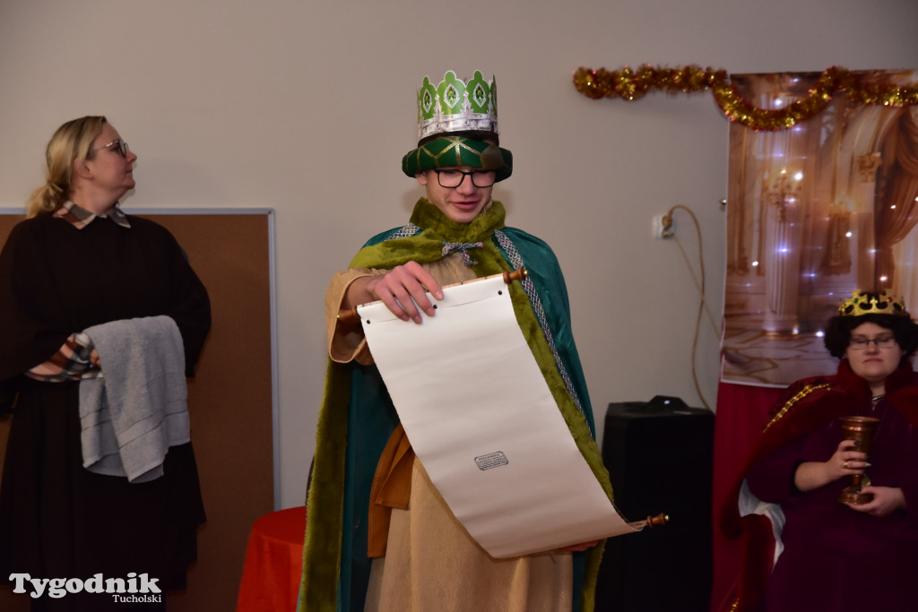 Tradycyjny Orszak Trzech Króli przeszedł ulicami Bysławka. Po nim mieszkańcy zagrali w Jasełkach / ZDJĘCIA