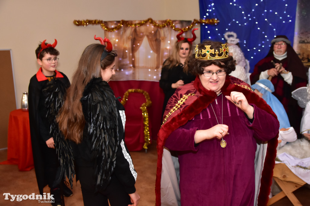 Tradycyjny Orszak Trzech Króli przeszedł ulicami Bysławka. Po nim mieszkańcy zagrali w Jasełkach / ZDJĘCIA