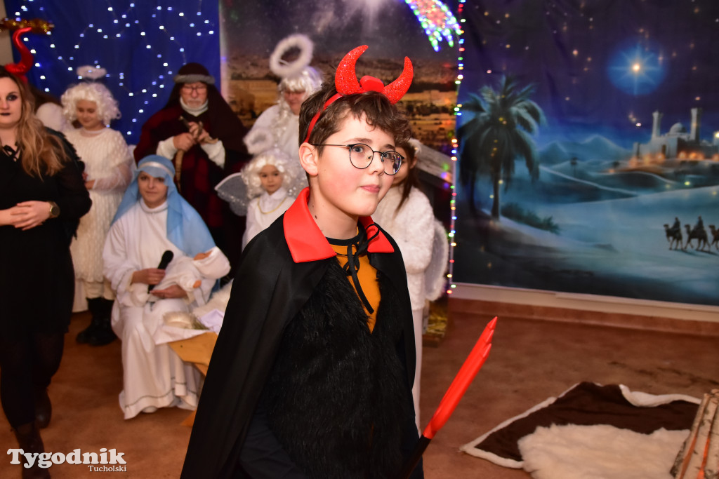 Tradycyjny Orszak Trzech Króli przeszedł ulicami Bysławka. Po nim mieszkańcy zagrali w Jasełkach / ZDJĘCIA