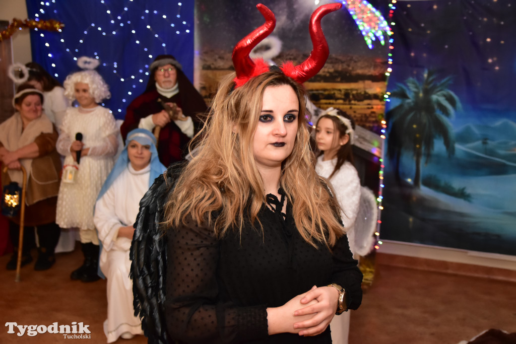 Tradycyjny Orszak Trzech Króli przeszedł ulicami Bysławka. Po nim mieszkańcy zagrali w Jasełkach / ZDJĘCIA