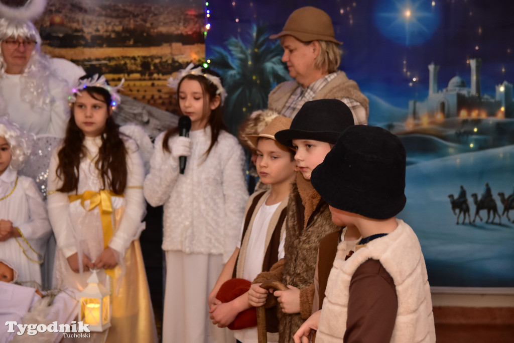 Tradycyjny Orszak Trzech Króli przeszedł ulicami Bysławka. Po nim mieszkańcy zagrali w Jasełkach / ZDJĘCIA
