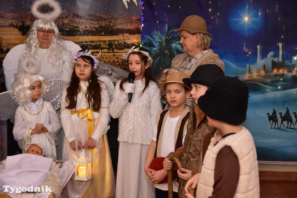 Tradycyjny Orszak Trzech Króli przeszedł ulicami Bysławka. Po nim mieszkańcy zagrali w Jasełkach / ZDJĘCIA