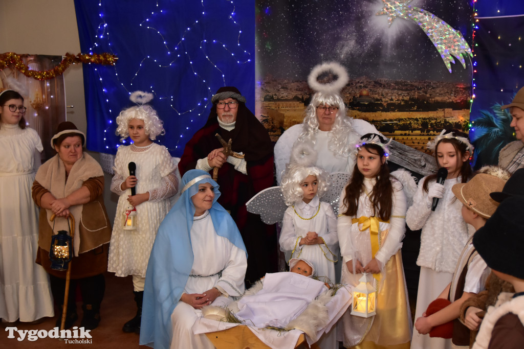 Tradycyjny Orszak Trzech Króli przeszedł ulicami Bysławka. Po nim mieszkańcy zagrali w Jasełkach / ZDJĘCIA