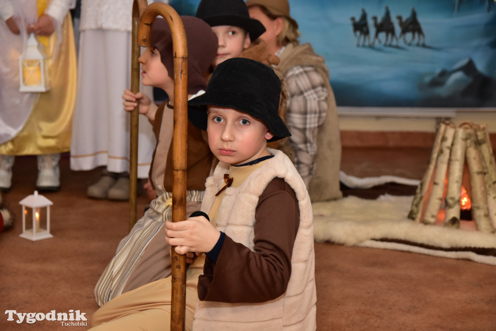 Tradycyjny Orszak Trzech Króli przeszedł ulicami Bysławka. Po nim mieszkańcy zagrali w Jasełkach / ZDJĘCIA