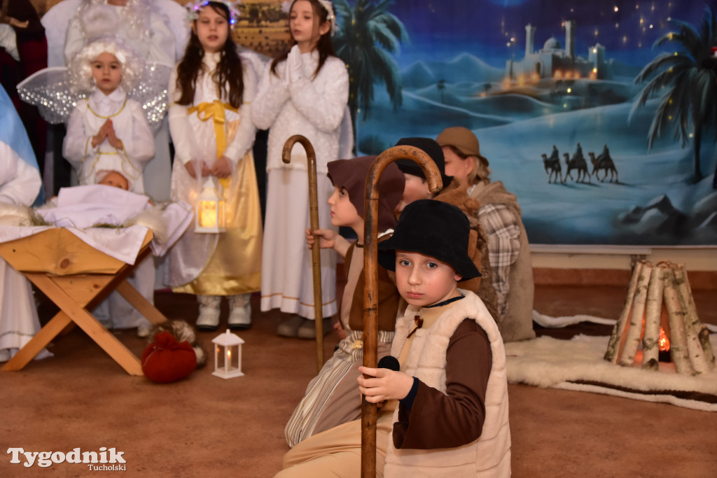 Tradycyjny Orszak Trzech Króli przeszedł ulicami Bysławka. Po nim mieszkańcy zagrali w Jasełkach / ZDJĘCIA