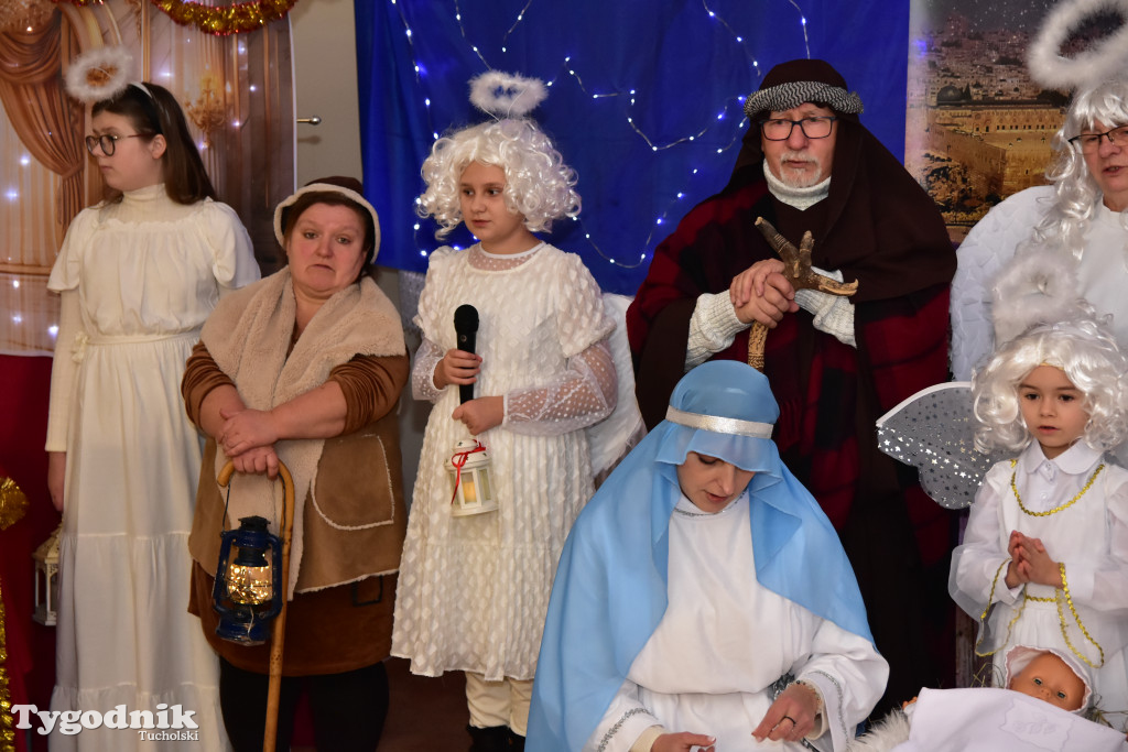 Tradycyjny Orszak Trzech Króli przeszedł ulicami Bysławka. Po nim mieszkańcy zagrali w Jasełkach / ZDJĘCIA