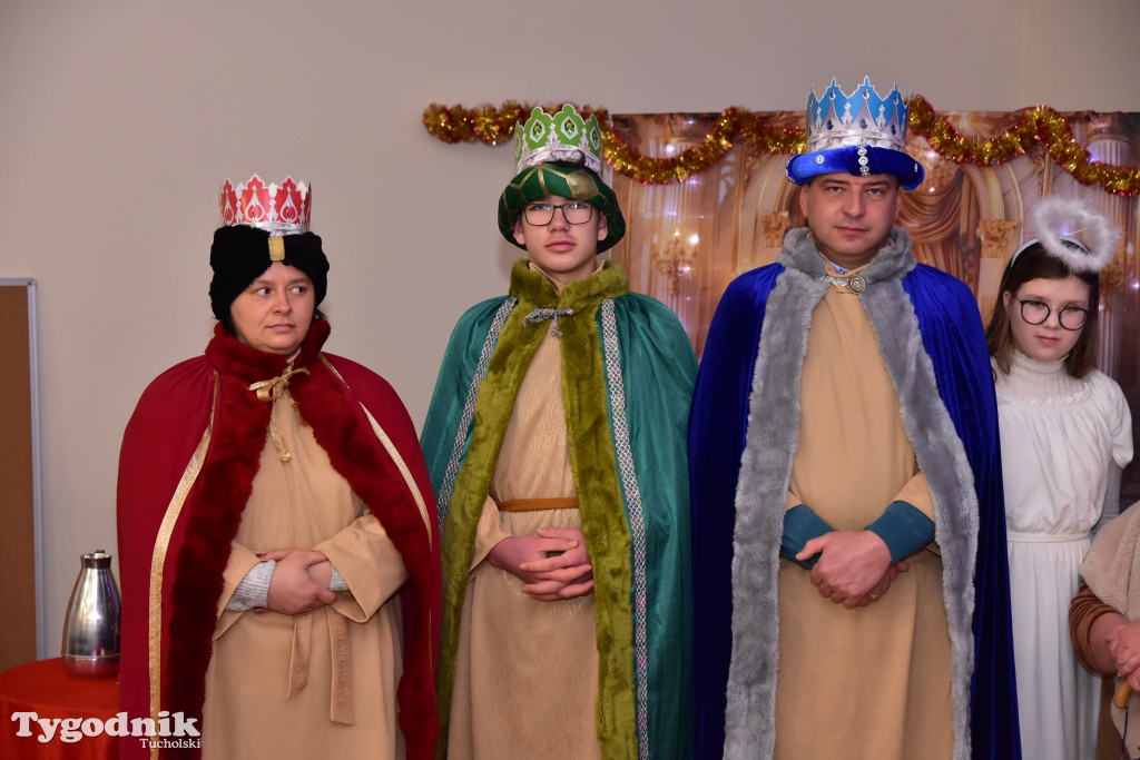 Tradycyjny Orszak Trzech Króli przeszedł ulicami Bysławka. Po nim mieszkańcy zagrali w Jasełkach / ZDJĘCIA