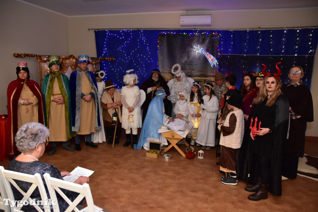 Tradycyjny Orszak Trzech Króli przeszedł ulicami Bysławka. Po nim mieszkańcy zagrali w Jasełkach / ZDJĘCIA