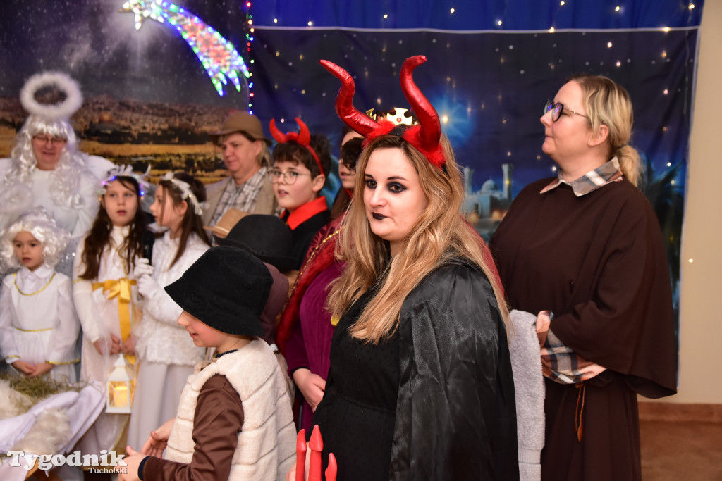 Tradycyjny Orszak Trzech Króli przeszedł ulicami Bysławka. Po nim mieszkańcy zagrali w Jasełkach / ZDJĘCIA