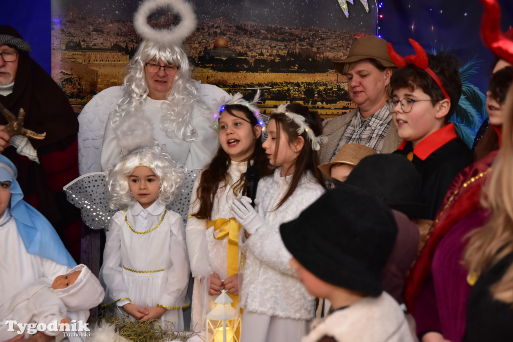 Tradycyjny Orszak Trzech Króli przeszedł ulicami Bysławka. Po nim mieszkańcy zagrali w Jasełkach / ZDJĘCIA
