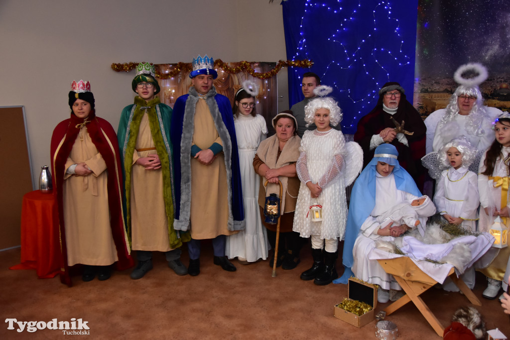 Tradycyjny Orszak Trzech Króli przeszedł ulicami Bysławka. Po nim mieszkańcy zagrali w Jasełkach / ZDJĘCIA