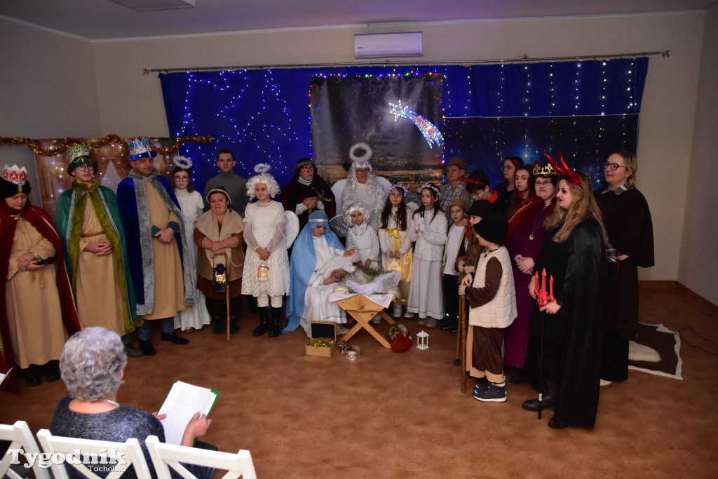 Tradycyjny Orszak Trzech Króli przeszedł ulicami Bysławka. Po nim mieszkańcy zagrali w Jasełkach / ZDJĘCIA