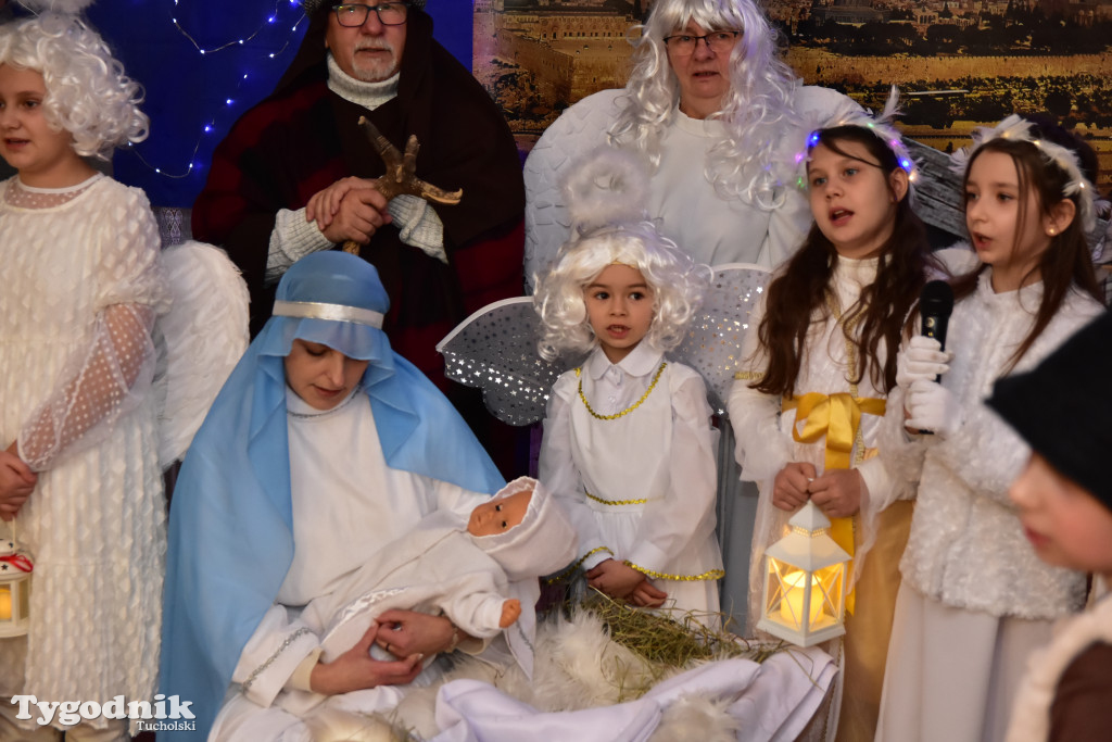 Tradycyjny Orszak Trzech Króli przeszedł ulicami Bysławka. Po nim mieszkańcy zagrali w Jasełkach / ZDJĘCIA