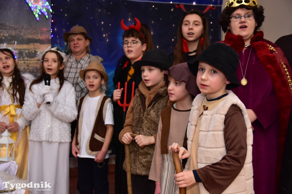 Tradycyjny Orszak Trzech Króli przeszedł ulicami Bysławka. Po nim mieszkańcy zagrali w Jasełkach / ZDJĘCIA