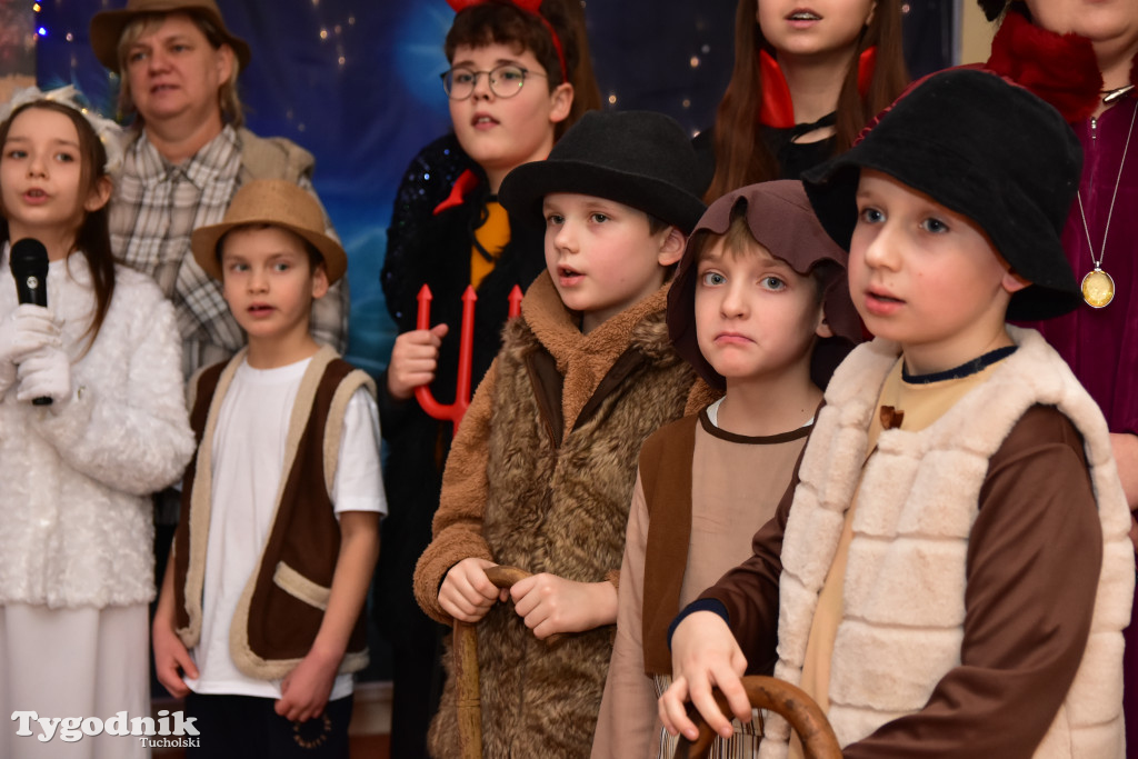 Tradycyjny Orszak Trzech Króli przeszedł ulicami Bysławka. Po nim mieszkańcy zagrali w Jasełkach / ZDJĘCIA