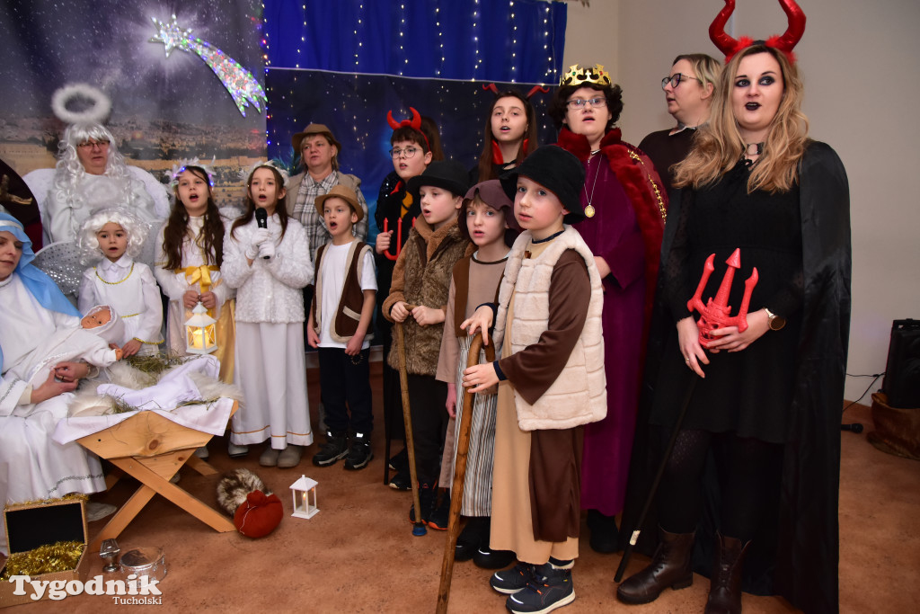 Tradycyjny Orszak Trzech Króli przeszedł ulicami Bysławka. Po nim mieszkańcy zagrali w Jasełkach / ZDJĘCIA