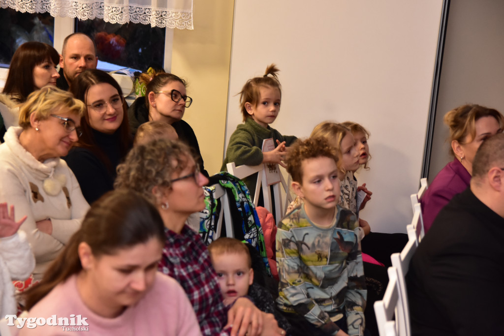 Tradycyjny Orszak Trzech Króli przeszedł ulicami Bysławka. Po nim mieszkańcy zagrali w Jasełkach / ZDJĘCIA