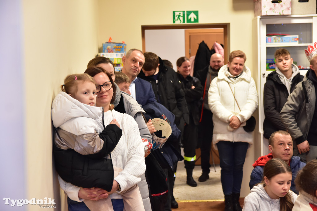 Tradycyjny Orszak Trzech Króli przeszedł ulicami Bysławka. Po nim mieszkańcy zagrali w Jasełkach / ZDJĘCIA