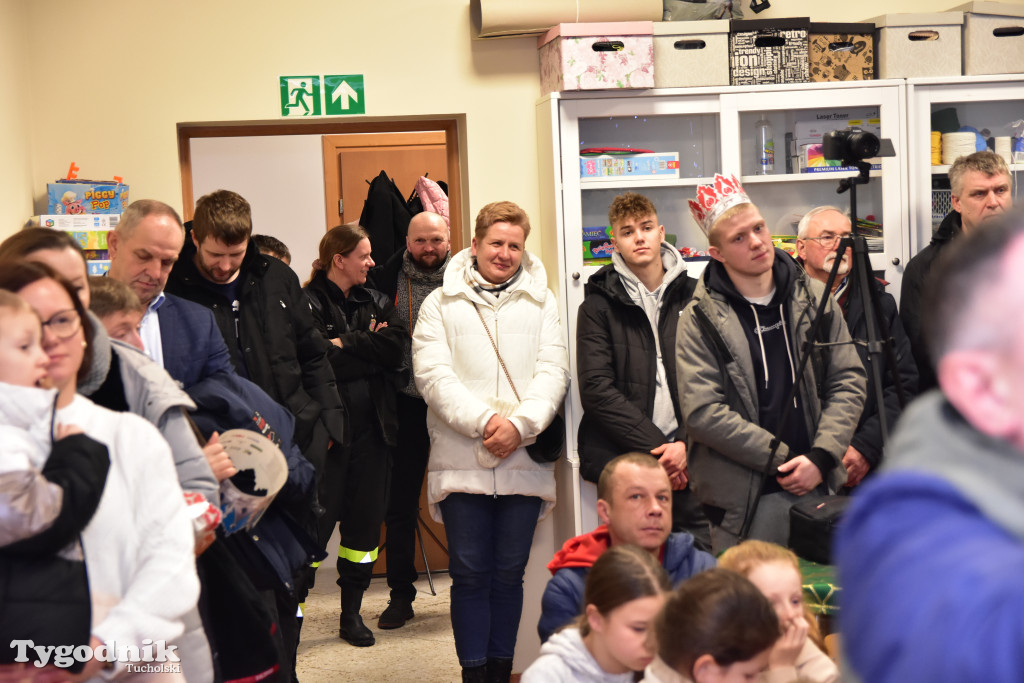 Tradycyjny Orszak Trzech Króli przeszedł ulicami Bysławka. Po nim mieszkańcy zagrali w Jasełkach / ZDJĘCIA