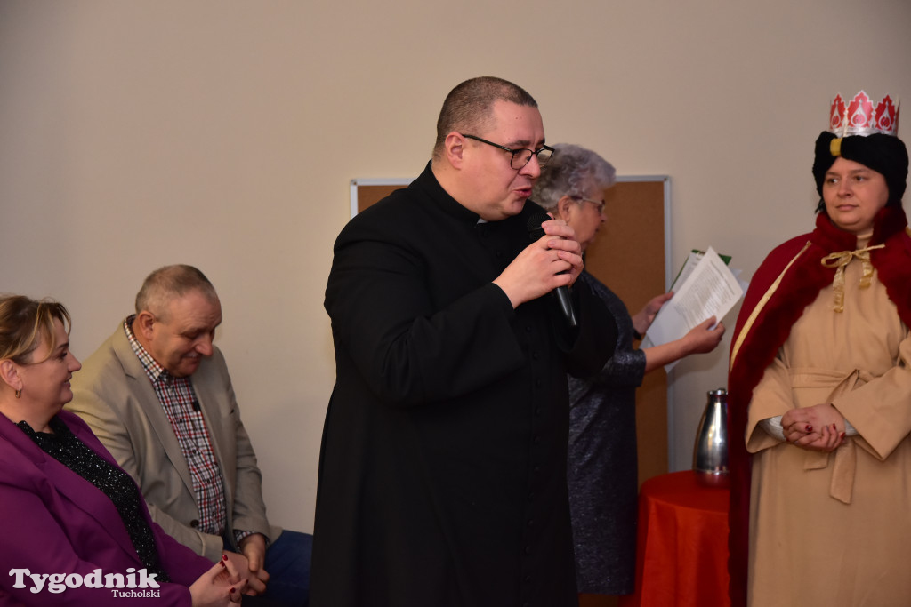 Tradycyjny Orszak Trzech Króli przeszedł ulicami Bysławka. Po nim mieszkańcy zagrali w Jasełkach / ZDJĘCIA