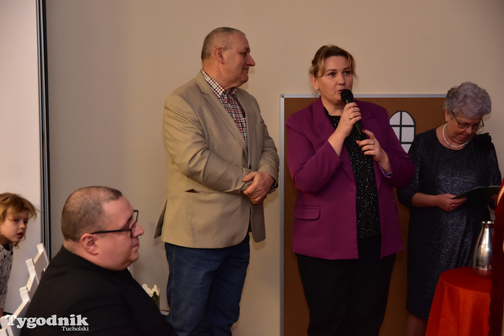 Tradycyjny Orszak Trzech Króli przeszedł ulicami Bysławka. Po nim mieszkańcy zagrali w Jasełkach / ZDJĘCIA