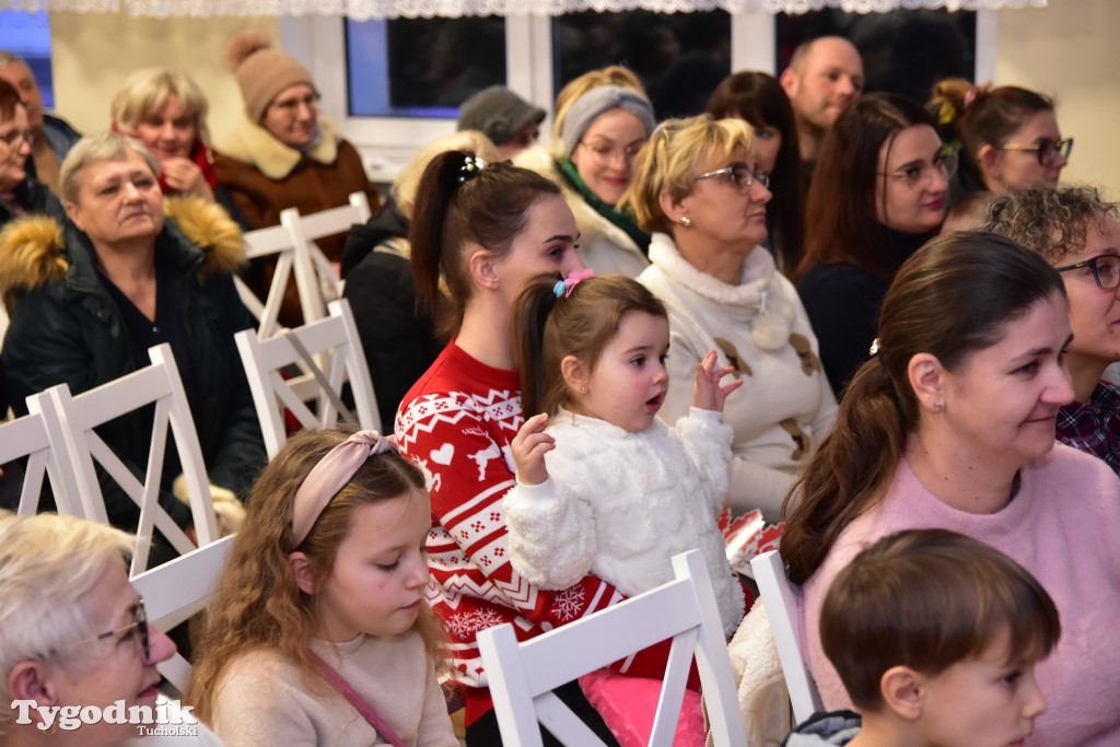 Tradycyjny Orszak Trzech Króli przeszedł ulicami Bysławka. Po nim mieszkańcy zagrali w Jasełkach / ZDJĘCIA