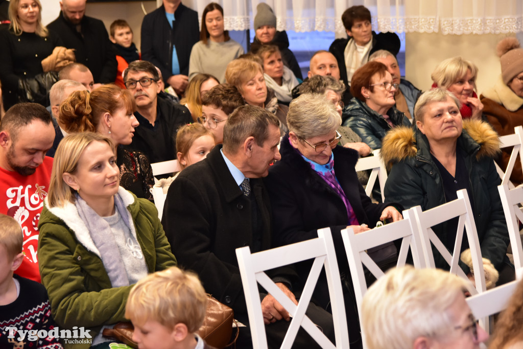 Tradycyjny Orszak Trzech Króli przeszedł ulicami Bysławka. Po nim mieszkańcy zagrali w Jasełkach / ZDJĘCIA