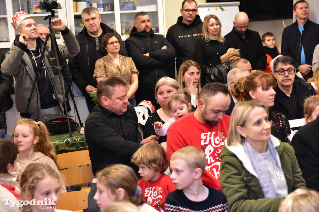 Tradycyjny Orszak Trzech Króli przeszedł ulicami Bysławka. Po nim mieszkańcy zagrali w Jasełkach / ZDJĘCIA