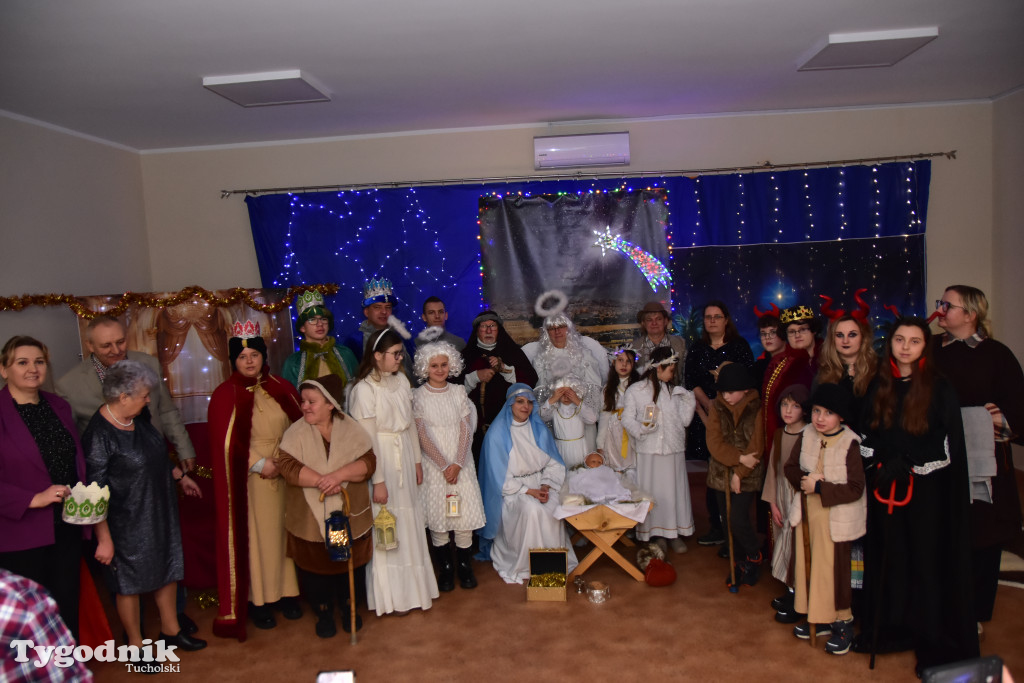 Tradycyjny Orszak Trzech Króli przeszedł ulicami Bysławka. Po nim mieszkańcy zagrali w Jasełkach / ZDJĘCIA