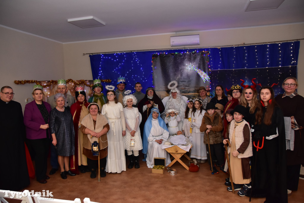 Tradycyjny Orszak Trzech Króli przeszedł ulicami Bysławka. Po nim mieszkańcy zagrali w Jasełkach / ZDJĘCIA