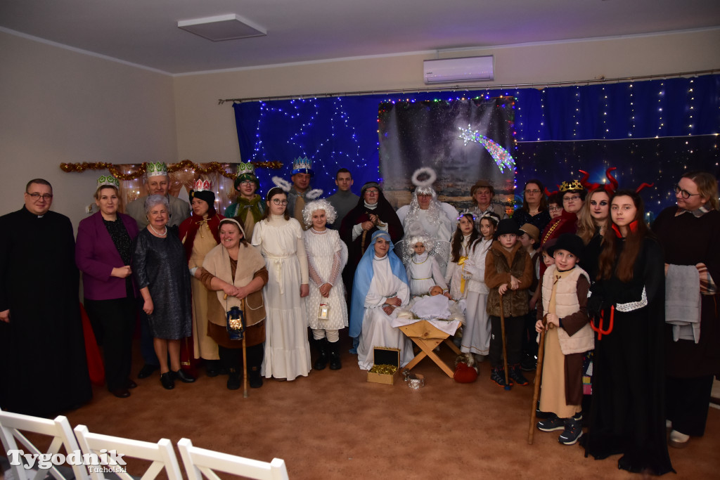 Tradycyjny Orszak Trzech Króli przeszedł ulicami Bysławka. Po nim mieszkańcy zagrali w Jasełkach / ZDJĘCIA